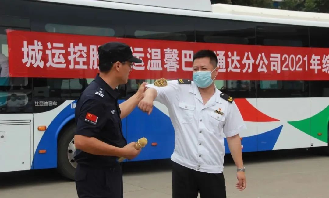 逼真場面猶如警匪片，青島溫馨巴士防恐消防實戰(zhàn)演練(圖2)