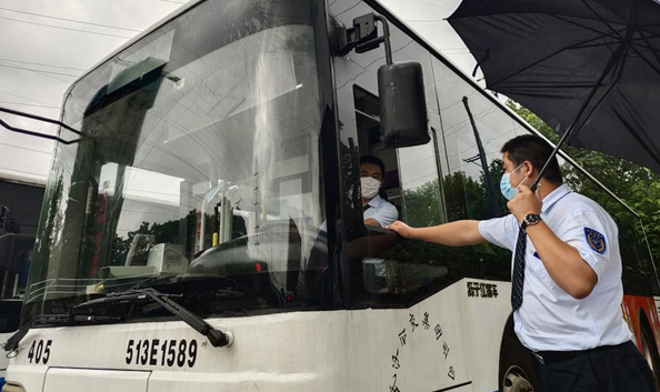 武漢公交多舉措應(yīng)對強(qiáng)降雨天氣，保障市民安全出行(圖2)