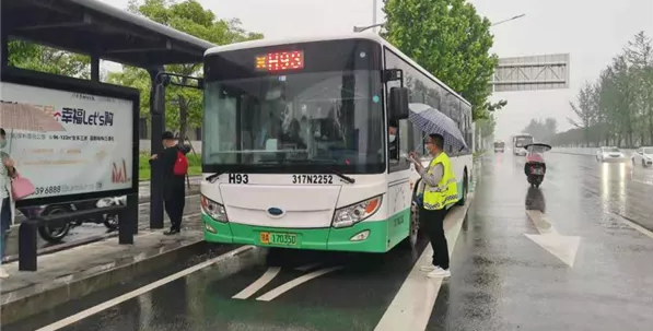 武漢公交多舉措應(yīng)對強(qiáng)降雨天氣，保障市民安全出行(圖4)