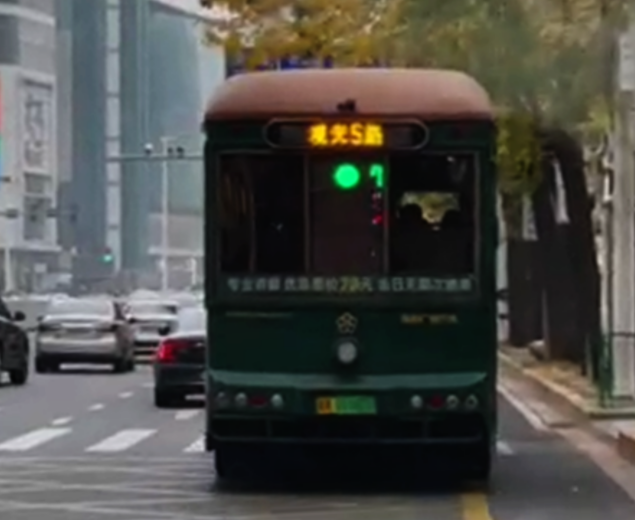 車尾“預(yù)報”前方路口紅綠燈？真的！ 這輛公交車變身“移動交通信號燈”(圖1)