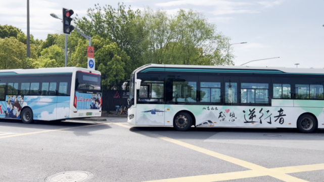 上海100多輛公交車首次推出抗疫海報，將這座城市的感念和心愿載于公交車身！(圖2)